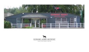 Schwarz-Markt-Reitsport mit lebensgroßem Pferd auf dem Dach