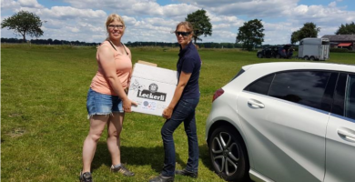 Hanna Eyler von Salvana und Janine Weber von Reitsport SPC bei Übergabe