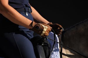 Hauke Schmidt finest gloves - Modell Arabella auf dem Pferd